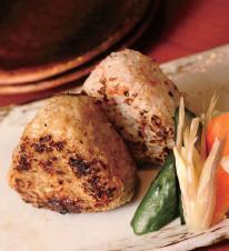 焼きおにぎり 2種 (釜揚げしらすと梅じそ、蟹肉と蟹味噌)